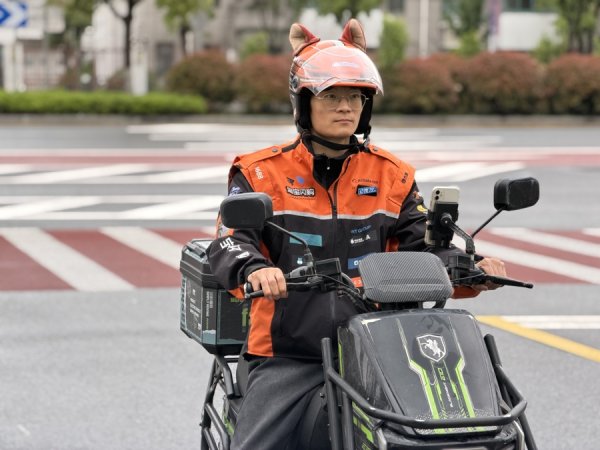 上海外卖小哥在人民大会堂领奖！上海给了他“没想好”的底气